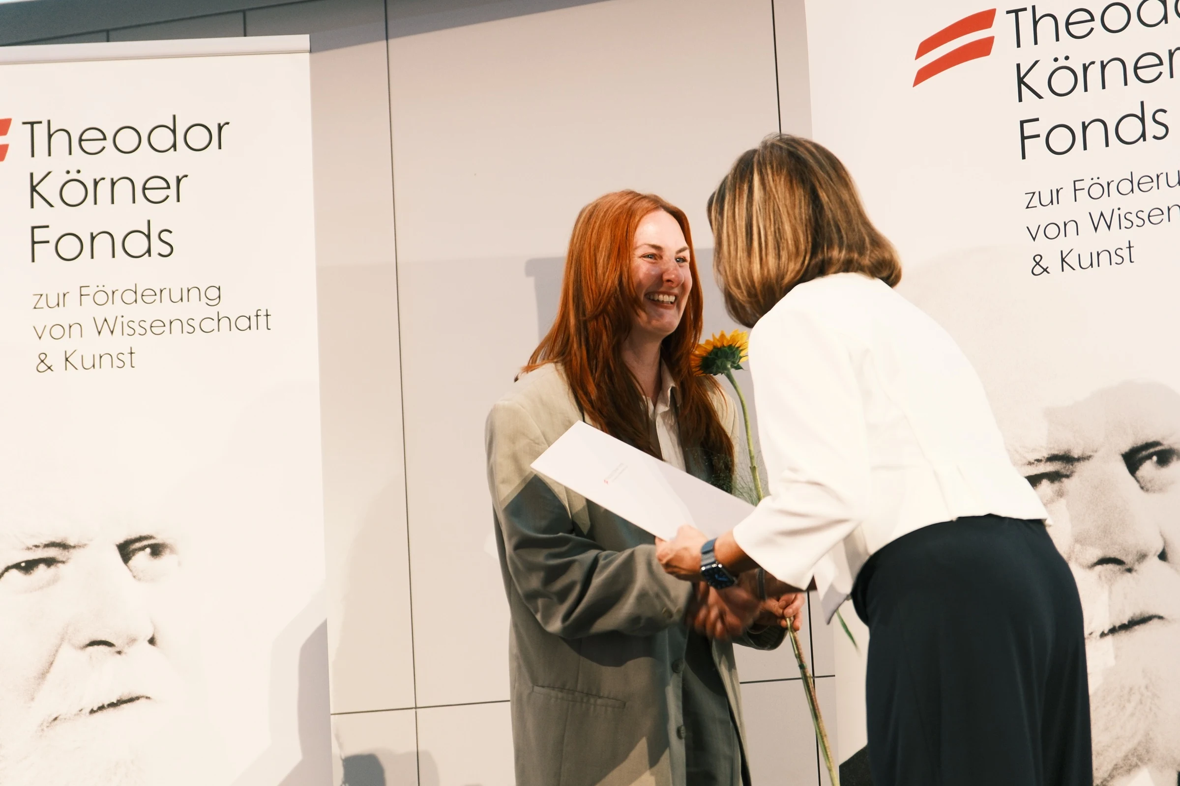 Charlotte Gash receiving the Theodor Körner Prize at the award ceremony.